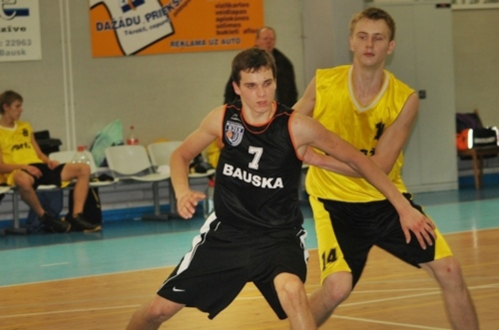 3. oktobrī sporta namā «Mēmele» «Swedbank» Latvijas Jaunatnes basketbola līgas spēlēs tikās komandas «Bauska» un «Limbaži/Salacgrīva». Piedāvājam ieskatu U-17 un U-19 komandu spēlēs.
Autors: Uldis Varnevičs