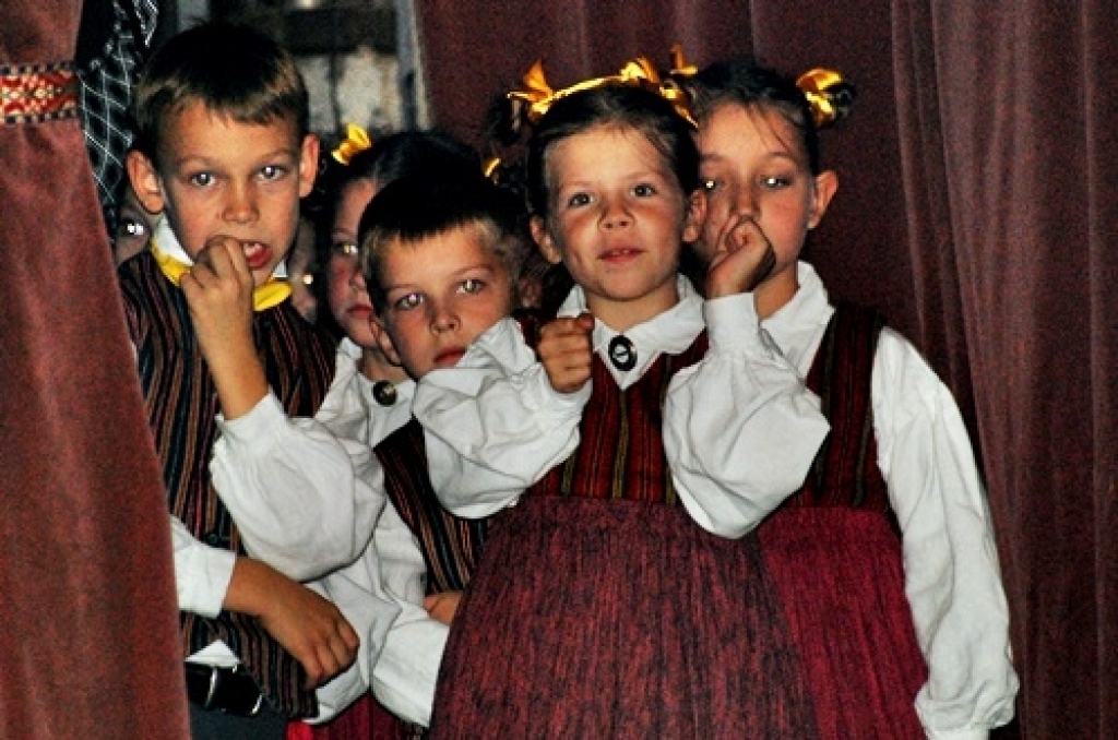 Pilsētas tautas namā 1. oktobra vakarā Bauskas bērnu un jauniešu centra audzēkņi skatītājiem veltīja koncertu «Mūsu pašu radīts...». Pasākums pulcināja pilnu zāli apmeklētāju.Koncertā uzstājās Ligitas Zeibotes vadītās deju kopas «Mēmelīte»...
Autors: Uldis Varnevičs
