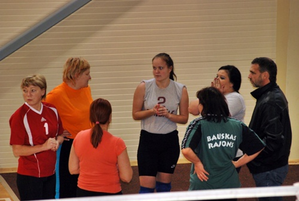Bauskas novada sporta centra «Mēmele» kausa izcīņā volejbolā sievietēm 20. novembrī Griķu pamatskolas sporta zālē piedalījās piecas komandas no trim novadiem – Bauskas, Vecumniekiem un Rundāles. Uzvarēja Valles volejbolistes, cīņā par otro...
Autors: Uldis Varnevičs