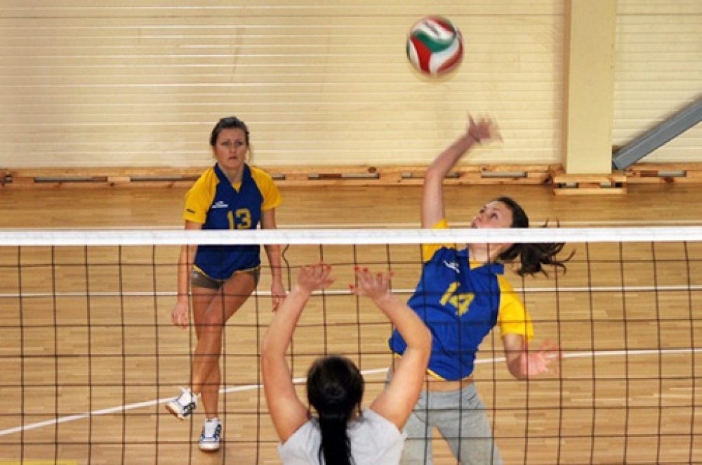 Bauskas novada sporta centra «Mēmele» kausa izcīņā volejbolā sievietēm 20. novembrī Griķu pamatskolas sporta zālē piedalījās piecas komandas no trim novadiem – Bauskas, Vecumniekiem un Rundāles. Uzvarēja Valles volejbolistes, cīņā par otro...
Autors: Uldis Varnevičs