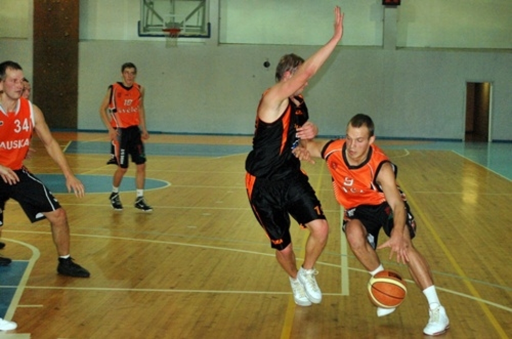 Latvijas amatieru basketbola līgas spēlē 23. novembrī Bauskas sporta namā «Mēmele» BK «Kvēle» piekāpās ar rezultātu 74:88 «Saulkrasti» komandai. Iespējams, ka jau nākamo otrdien, 30. novembrī Bauskā pret «Kursa/MRU» varēs pacīnīties par...
Autors: Uldis Varnevičs