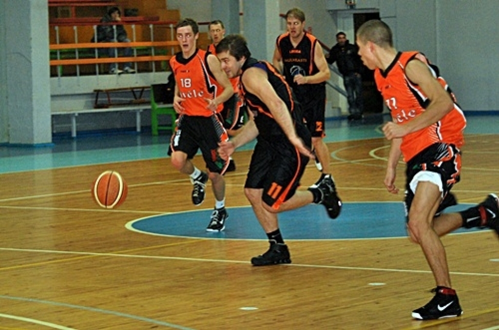 Latvijas amatieru basketbola līgas spēlē 23. novembrī Bauskas sporta namā «Mēmele» BK «Kvēle» piekāpās ar rezultātu 74:88 «Saulkrasti» komandai. Iespējams, ka jau nākamo otrdien, 30. novembrī Bauskā pret «Kursa/MRU» varēs pacīnīties par...
Autors: Uldis Varnevičs