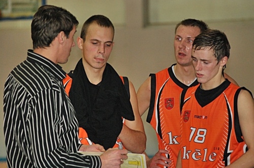 Latvijas amatieru basketbola līgas spēlē 23. novembrī Bauskas sporta namā «Mēmele» BK «Kvēle» piekāpās ar rezultātu 74:88 «Saulkrasti» komandai. Iespējams, ka jau nākamo otrdien, 30. novembrī Bauskā pret «Kursa/MRU» varēs pacīnīties par...
Autors: Uldis Varnevičs