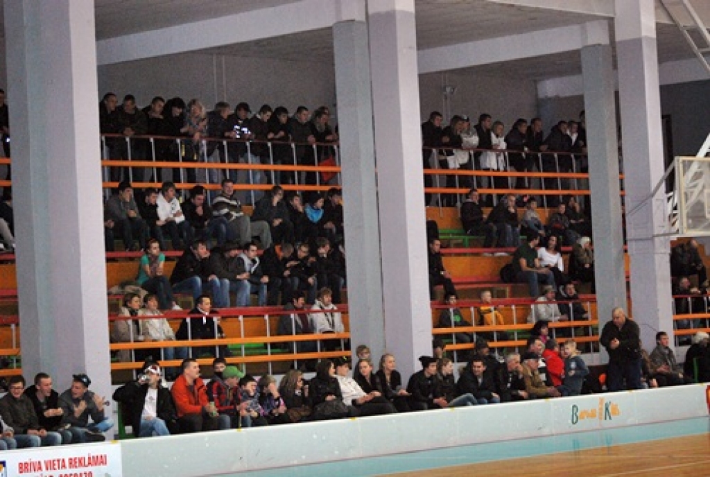 Latvijas Florbola virslīgas spēlē 20. novembrī FK «Bauska» vairāk nekā 200 līdzjutēju klātbūtnē ar rezultātu 6:8 piekāpās Igaunijas klubam «Jogeva SK Selver /Tähe». Pēc zaudējuma FK «Bauska» turnīra tabulā ir desmitajā vietā. 
Autors: Uldis Varnevičs