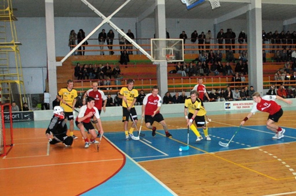 Latvijas Florbola virslīgas spēlē 20. novembrī FK «Bauska» vairāk nekā 200 līdzjutēju klātbūtnē ar rezultātu 6:8 piekāpās Igaunijas klubam «Jogeva SK Selver /Tähe». Pēc zaudējuma FK «Bauska» turnīra tabulā ir desmitajā vietā. 
Autors: Uldis Varnevičs