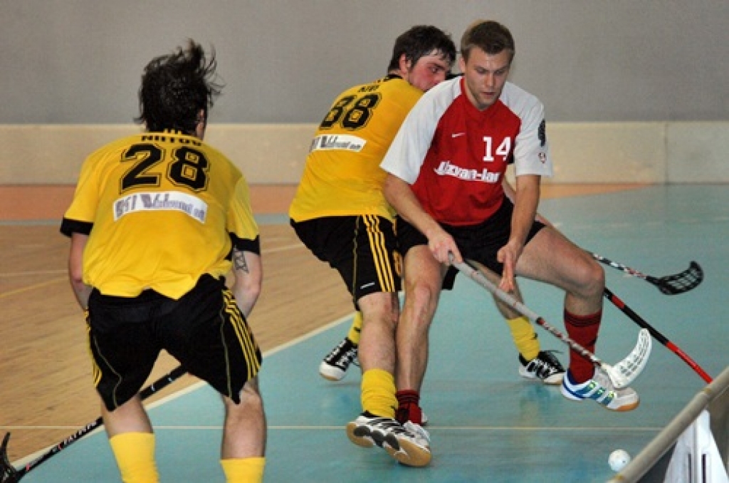 Latvijas Florbola virslīgas spēlē 20. novembrī FK «Bauska» vairāk nekā 200 līdzjutēju klātbūtnē ar rezultātu 6:8 piekāpās Igaunijas klubam «Jogeva SK Selver /Tähe». Pēc zaudējuma FK «Bauska» turnīra tabulā ir desmitajā vietā. 
Autors: Uldis Varnevičs
