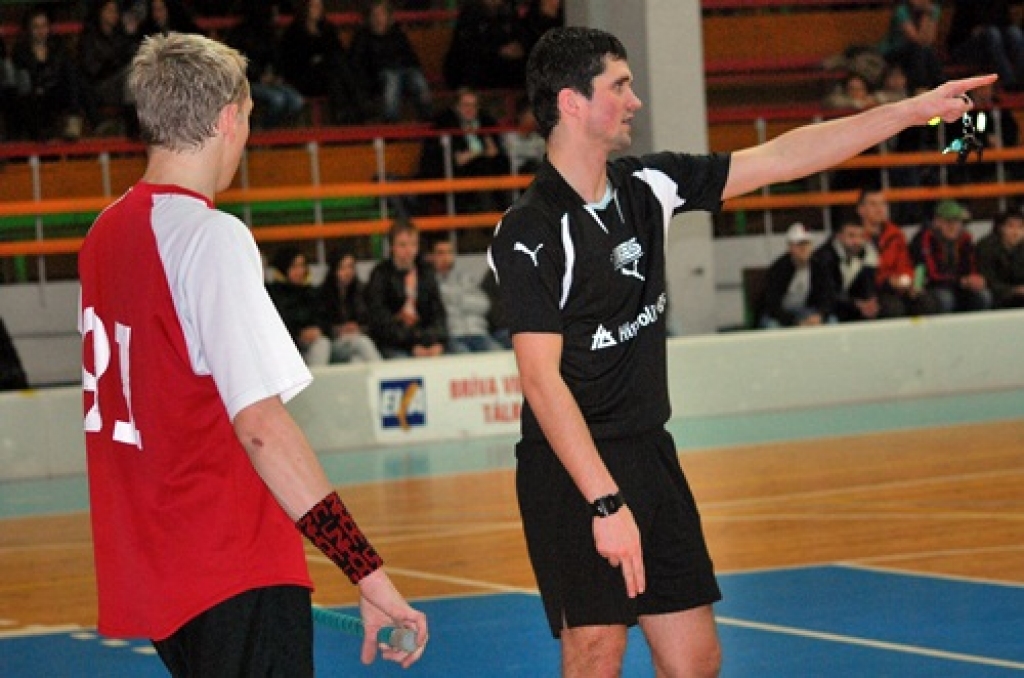 Latvijas Florbola virslīgas spēlē 20. novembrī FK «Bauska» vairāk nekā 200 līdzjutēju klātbūtnē ar rezultātu 6:8 piekāpās Igaunijas klubam «Jogeva SK Selver /Tähe». Pēc zaudējuma FK «Bauska» turnīra tabulā ir desmitajā vietā. 
Autors: Uldis Varnevičs