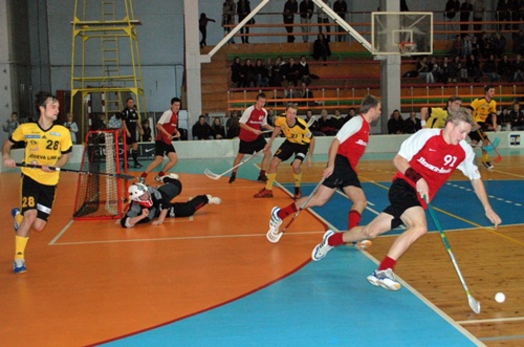 Latvijas Florbola virslīgas spēlē 20. novembrī FK «Bauska» vairāk nekā 200 līdzjutēju klātbūtnē ar rezultātu 6:8 piekāpās Igaunijas klubam «Jogeva SK Selver /Tähe». Pēc zaudējuma FK «Bauska» turnīra tabulā ir desmitajā vietā. 
Autors: Uldis Varnevičs