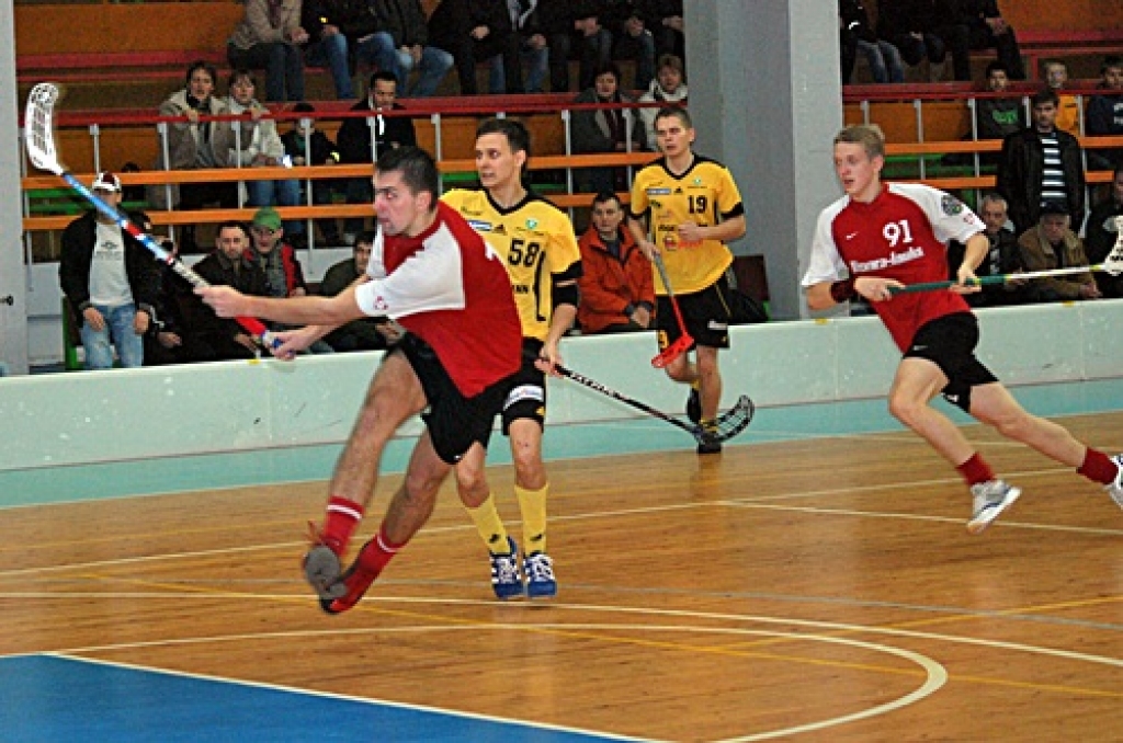 Latvijas Florbola virslīgas spēlē 20. novembrī FK «Bauska» vairāk nekā 200 līdzjutēju klātbūtnē ar rezultātu 6:8 piekāpās Igaunijas klubam «Jogeva SK Selver /Tähe». Pēc zaudējuma FK «Bauska» turnīra tabulā ir desmitajā vietā. 
Autors: Uldis Varnevičs