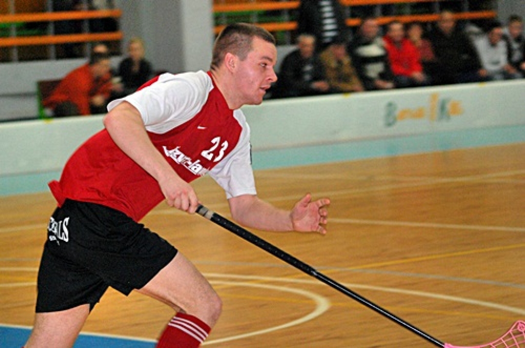 Latvijas Florbola virslīgas spēlē 20. novembrī FK «Bauska» vairāk nekā 200 līdzjutēju klātbūtnē ar rezultātu 6:8 piekāpās Igaunijas klubam «Jogeva SK Selver /Tähe». Pēc zaudējuma FK «Bauska» turnīra tabulā ir desmitajā vietā. 
Autors: Uldis Varnevičs