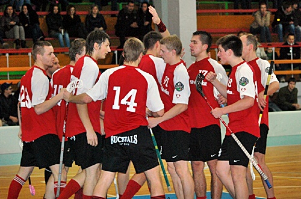 Latvijas Florbola virslīgas spēlē 20. novembrī FK «Bauska» vairāk nekā 200 līdzjutēju klātbūtnē ar rezultātu 6:8 piekāpās Igaunijas klubam «Jogeva SK Selver /Tähe». Pēc zaudējuma FK «Bauska» turnīra tabulā ir desmitajā vietā. 
Autors: Uldis Varnevičs