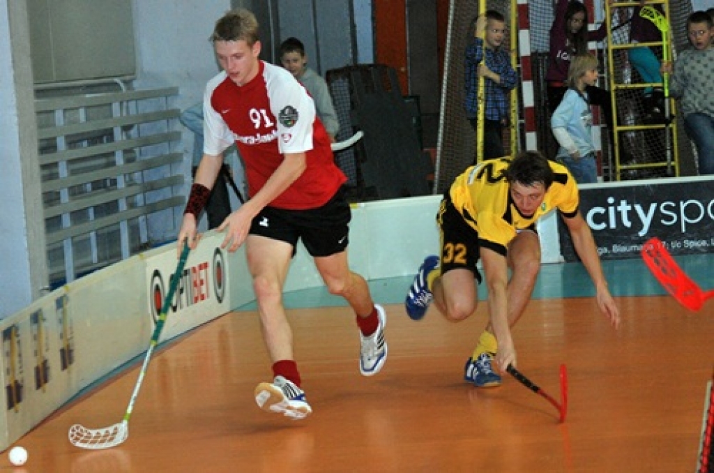 Latvijas Florbola virslīgas spēlē 20. novembrī FK «Bauska» vairāk nekā 200 līdzjutēju klātbūtnē ar rezultātu 6:8 piekāpās Igaunijas klubam «Jogeva SK Selver /Tähe». Pēc zaudējuma FK «Bauska» turnīra tabulā ir desmitajā vietā. 
Autors: Uldis Varnevičs