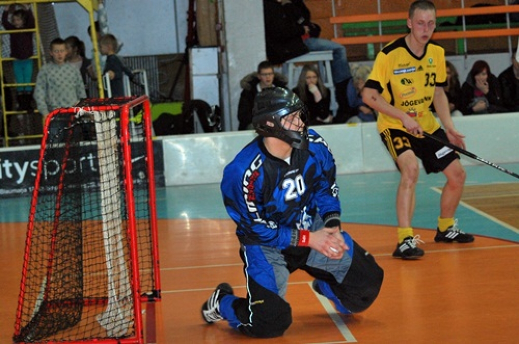 Latvijas Florbola virslīgas spēlē 20. novembrī FK «Bauska» vairāk nekā 200 līdzjutēju klātbūtnē ar rezultātu 6:8 piekāpās Igaunijas klubam «Jogeva SK Selver /Tähe». Pēc zaudējuma FK «Bauska» turnīra tabulā ir desmitajā vietā. 
Autors: Uldis Varnevičs