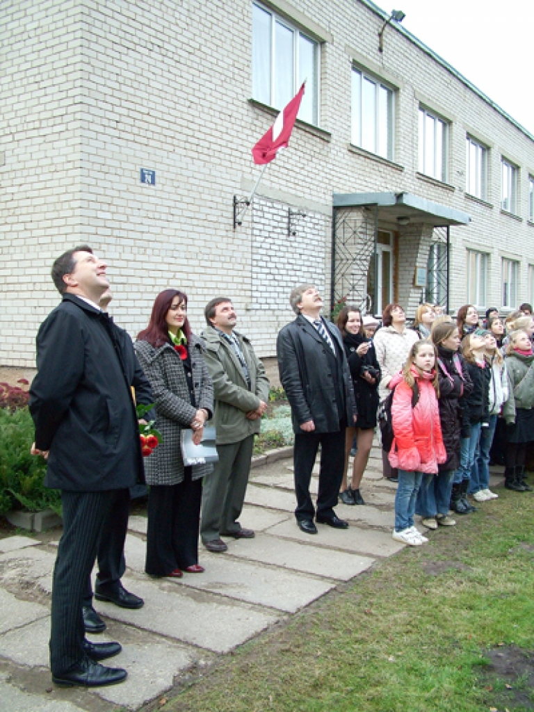Skaistkalnē un Vecumniekos pie vidusskolām 17. novembrī mastā uzvijās zaļais karogs. Tā ir starptautiska vides balva skolām. Fotogrāfijās skatiet, kā norisinājies šis svinīgais brīdis abos pagastos.
