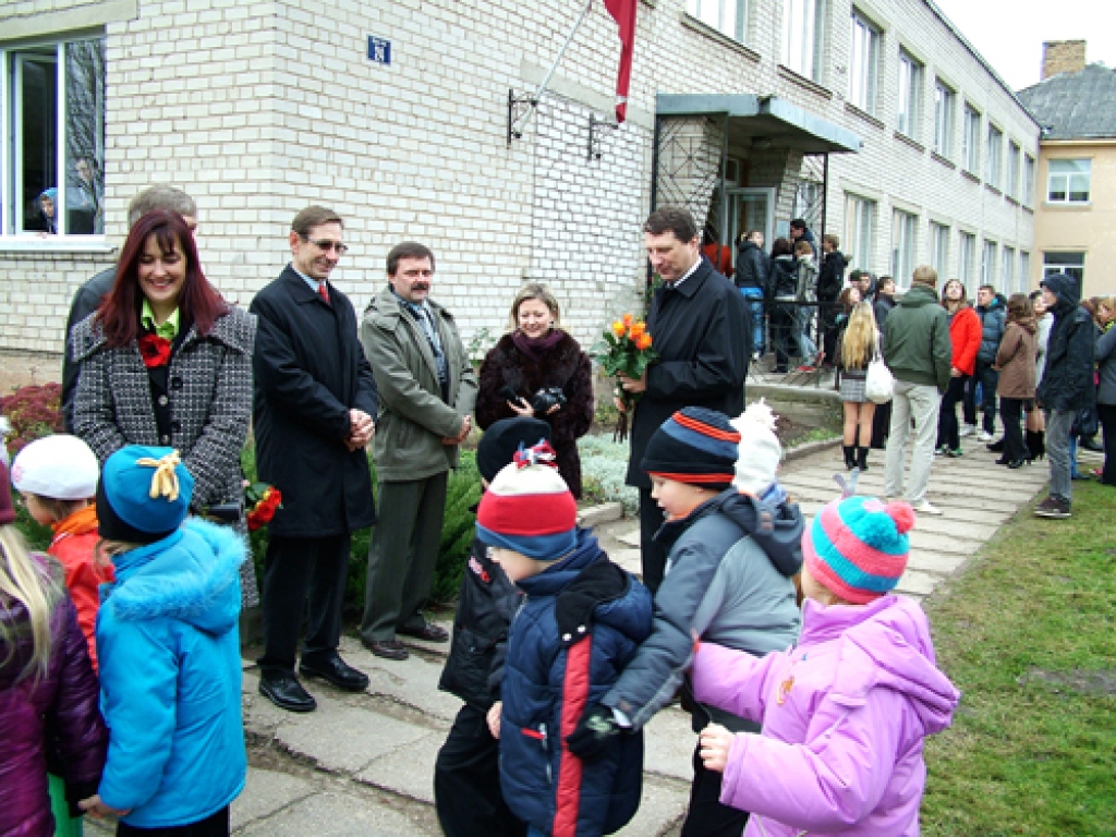 Skaistkalnē un Vecumniekos pie vidusskolām 17. novembrī mastā uzvijās zaļais karogs. Tā ir starptautiska vides balva skolām. Fotogrāfijās skatiet, kā norisinājies šis svinīgais brīdis abos pagastos.