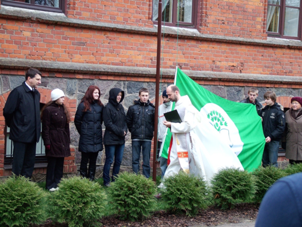 Skaistkalnē un Vecumniekos pie vidusskolām 17. novembrī mastā uzvijās zaļais karogs. Tā ir starptautiska vides balva skolām. Fotogrāfijās skatiet, kā norisinājies šis svinīgais brīdis abos pagastos.