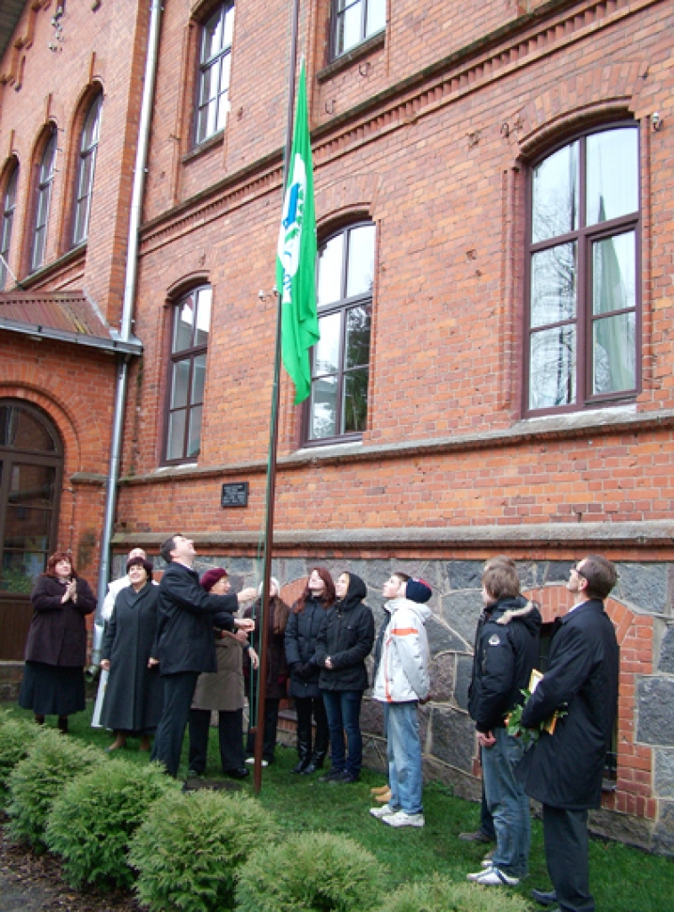 Skaistkalnē un Vecumniekos pie vidusskolām 17. novembrī mastā uzvijās zaļais karogs. Tā ir starptautiska vides balva skolām. Fotogrāfijās skatiet, kā norisinājies šis svinīgais brīdis abos pagastos.