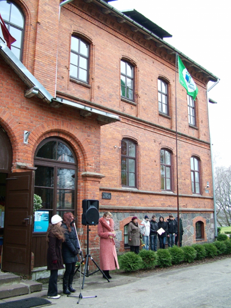 Skaistkalnē un Vecumniekos pie vidusskolām 17. novembrī mastā uzvijās zaļais karogs. Tā ir starptautiska vides balva skolām. Fotogrāfijās skatiet, kā norisinājies šis svinīgais brīdis abos pagastos.