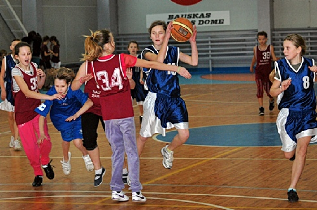 12. novembrī Bauskas novada Bērnu un jaunatnes sporta skola rīkoja basketbola sacīkstes 1999./2000. gadā dzimušiem skolēniem. Šoreiz uz sacīkstēm ieradās sešas zēnu un trīs meiteņu komandas.
Pārspējot Bauskas 2. vidusskolas vienību ar...
Autors: Uldis Varnevičs