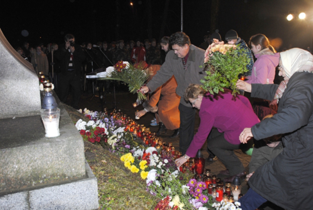 Lāčplēša dienas izskaņā svinīgs un skaists piemiņas brīdis bija pie Brīvības pieminekļa Bauskā. Klātesošos izgaismoja un sildīja lāpu un svecīšu liesmas. Patriotiskajai tikšanās reizei nozīmīgu akcentu sniedza zemessargu un jaunsargu...
Autors: Ivars Bogdanovs