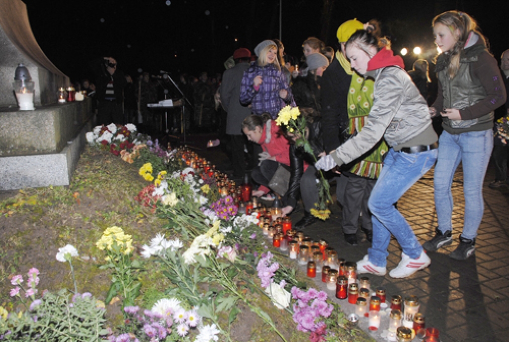 Lāčplēša dienas izskaņā svinīgs un skaists piemiņas brīdis bija pie Brīvības pieminekļa Bauskā. Klātesošos izgaismoja un sildīja lāpu un svecīšu liesmas. Patriotiskajai tikšanās reizei nozīmīgu akcentu sniedza zemessargu un jaunsargu...
Autors: Ivars Bogdanovs