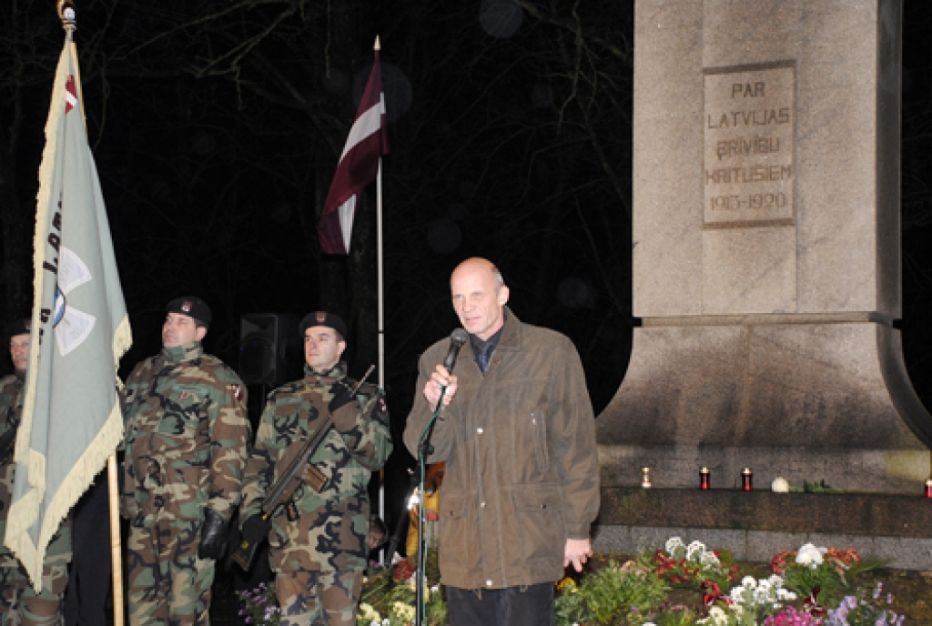 Lāčplēša dienas izskaņā svinīgs un skaists piemiņas brīdis bija pie Brīvības pieminekļa Bauskā. Klātesošos izgaismoja un sildīja lāpu un svecīšu liesmas. Patriotiskajai tikšanās reizei nozīmīgu akcentu sniedza zemessargu un jaunsargu...
Autors: Ivars Bogdanovs