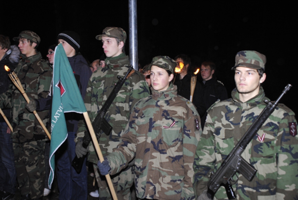 Lāčplēša dienas izskaņā svinīgs un skaists piemiņas brīdis bija pie Brīvības pieminekļa Bauskā. Klātesošos izgaismoja un sildīja lāpu un svecīšu liesmas. Patriotiskajai tikšanās reizei nozīmīgu akcentu sniedza zemessargu un jaunsargu...
Autors: Ivars Bogdanovs