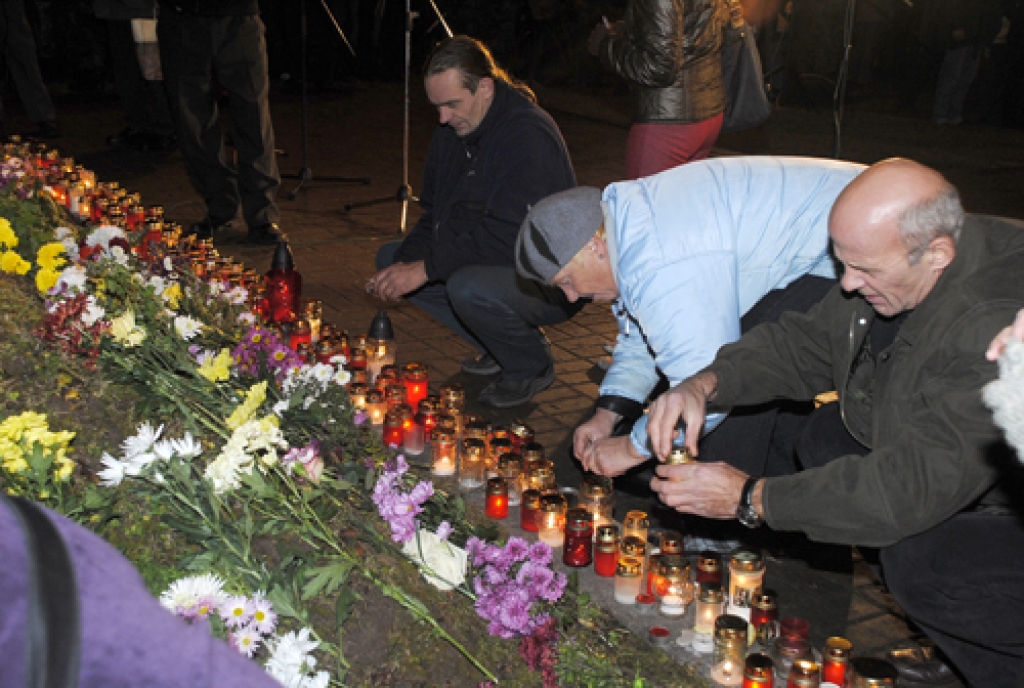 Lāčplēša dienas izskaņā svinīgs un skaists piemiņas brīdis bija pie Brīvības pieminekļa Bauskā. Klātesošos izgaismoja un sildīja lāpu un svecīšu liesmas. Patriotiskajai tikšanās reizei nozīmīgu akcentu sniedza zemessargu un jaunsargu...
Autors: Ivars Bogdanovs