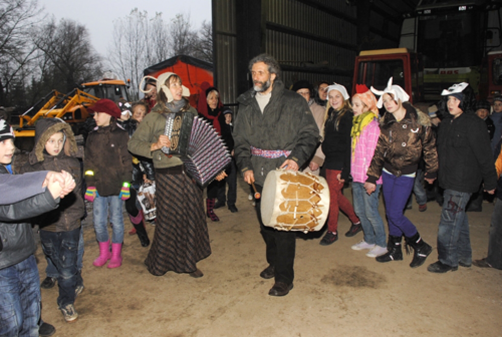 Codes pagasta zemnieku saimniecības «Vaidelotes» plašo angāru 10. novembrī piepildīja Mārtiņu dziesmas un rotaļu ritmi.
Autors: Ivars Bogdanovs