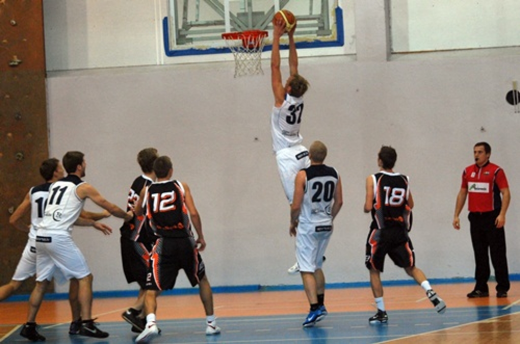 Latvijas Amatieru līgas basketbola spēlē starp BK «Kvēle» un «RTU/Mārupe» 2. novembrī Bauskā, sporta namā «Mēmele», mājinieki piedzīvoja zaudējumu ar rezultātu 60:89.
BK «Kvēle» sastāvā punktus guva: Renārs Rupkus (13), Lauris Krūmiņš...
Autors: Uldis Varnevičs