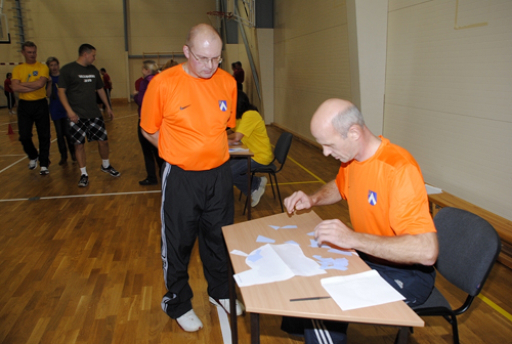 Četru novadu – Bauskas, Iecavas, Rundāles un Vecumnieku – pirmajās sporta un atpūtas spēlēs Vallē 5. novembrī valdīja sportiski draudzīga gaisotne. Pēc vairāku stundu atraktīvas sportošanas tika noskaidroti uzvarētāji – Iecavas novada...
Autors: Ivars Bogdanovs