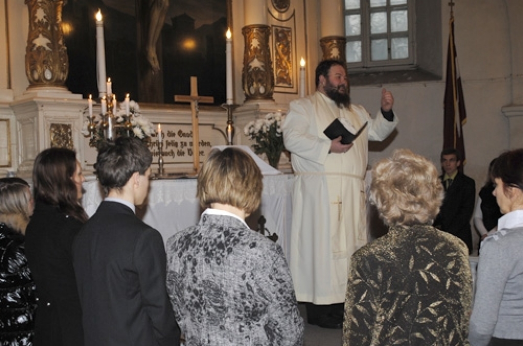 Lielai daļai iedzīvotāju Ziemassvētku sagaidīšana bez dievkalpojuma apmeklēšanas baznīcā nav iedomājama. Arī šogad pasākumi par godu Kristus piedzimšanai Bauskas baznīcās bija labi apmeklēti. 
Autors: Kristaps Ābelnieks