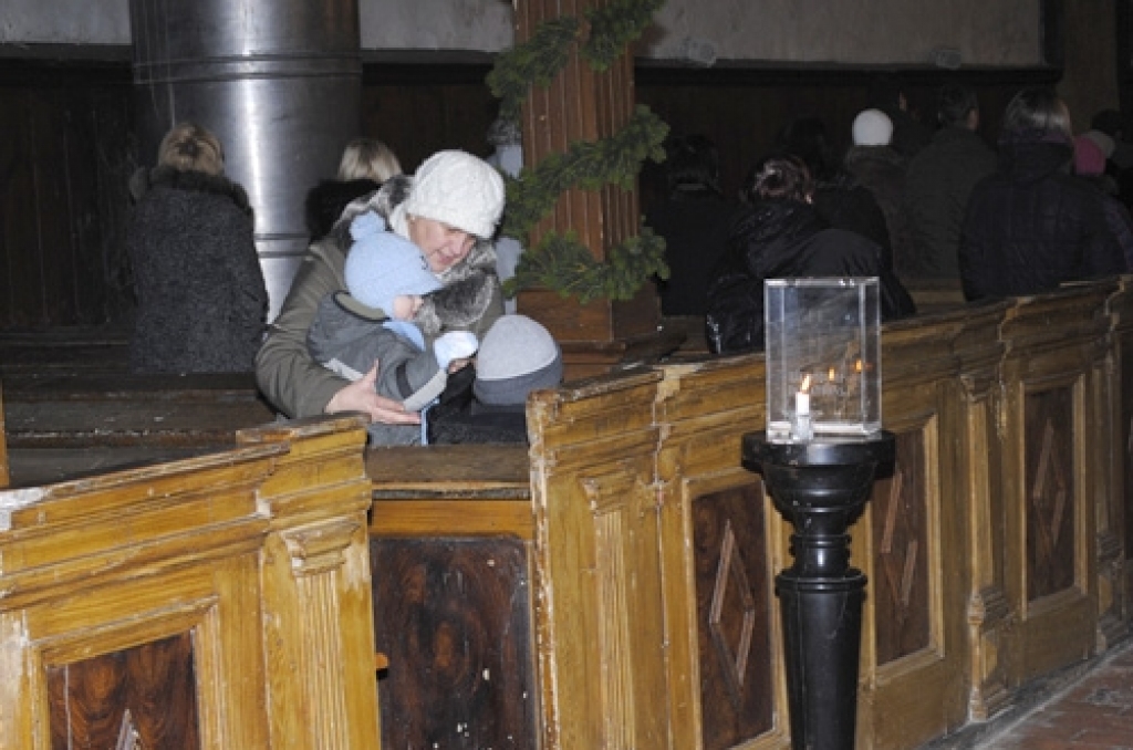 Lielai daļai iedzīvotāju Ziemassvētku sagaidīšana bez dievkalpojuma apmeklēšanas baznīcā nav iedomājama. Arī šogad pasākumi par godu Kristus piedzimšanai Bauskas baznīcās bija labi apmeklēti.
Autors: Kristaps Ābelnieks