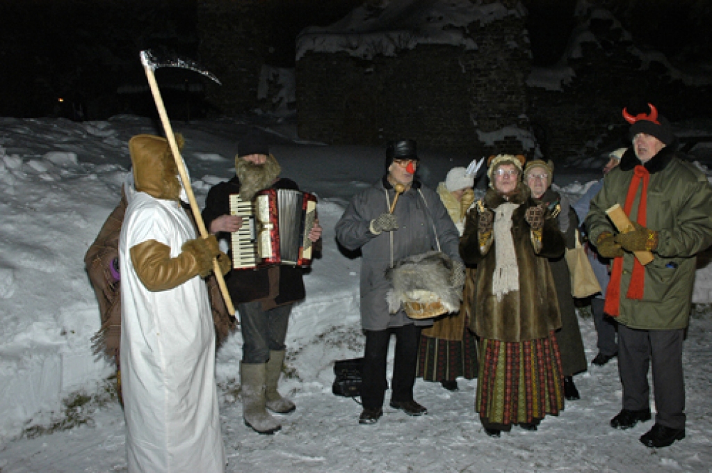 Otrdien, 21. decembrī, Bauskas pils pagalmā varēja vērot saulgriežu svinēšanu kopā ar folkloras kopu «Drenģeri».
Autors: Ivars Bogdanovs