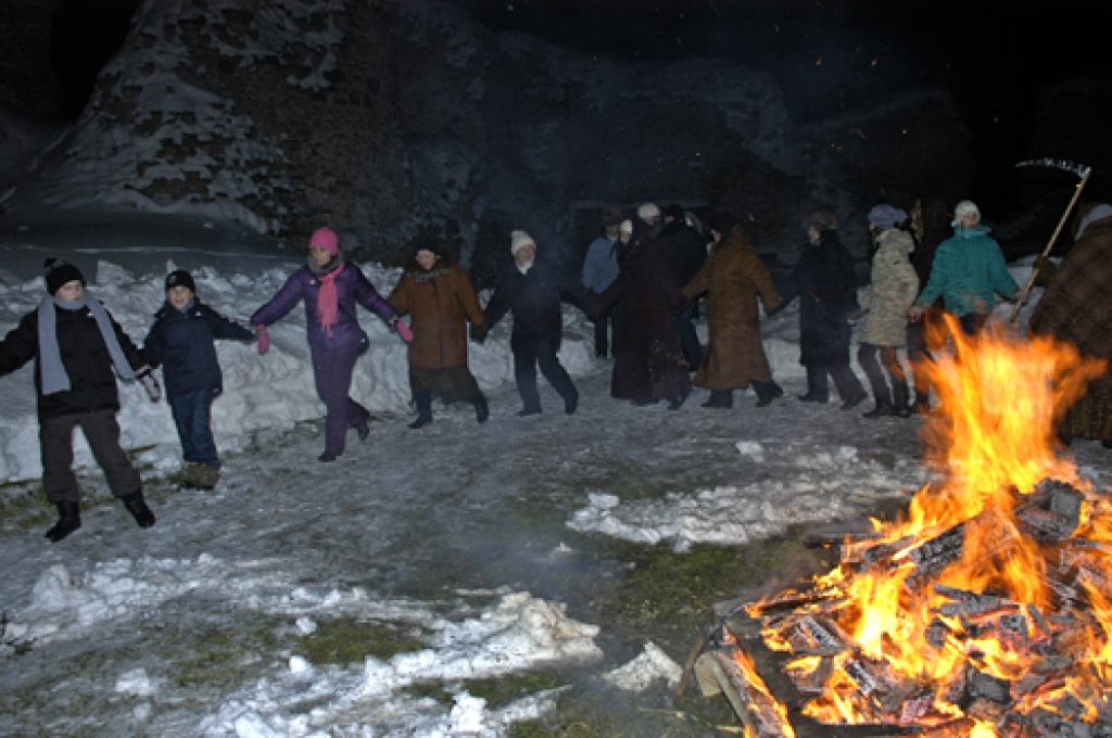 Otrdien, 21. decembrī, Bauskas pils pagalmā varēja vērot saulgriežu svinēšanu kopā ar folkloras kopu «Drenģeri».
Autors: Ivars Bogdanovs
