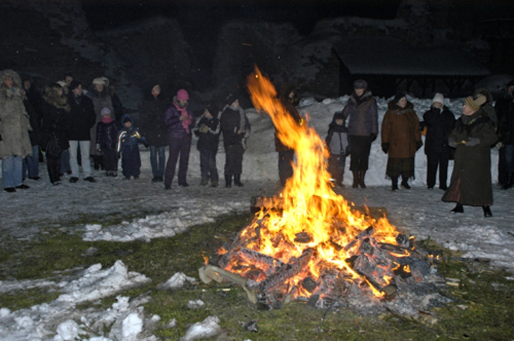 Otrdien, 21. decembrī, Bauskas pils pagalmā varēja vērot saulgriežu svinēšanu kopā ar folkloras kopu «Drenģeri».
Autors: Ivars Bogdanovs