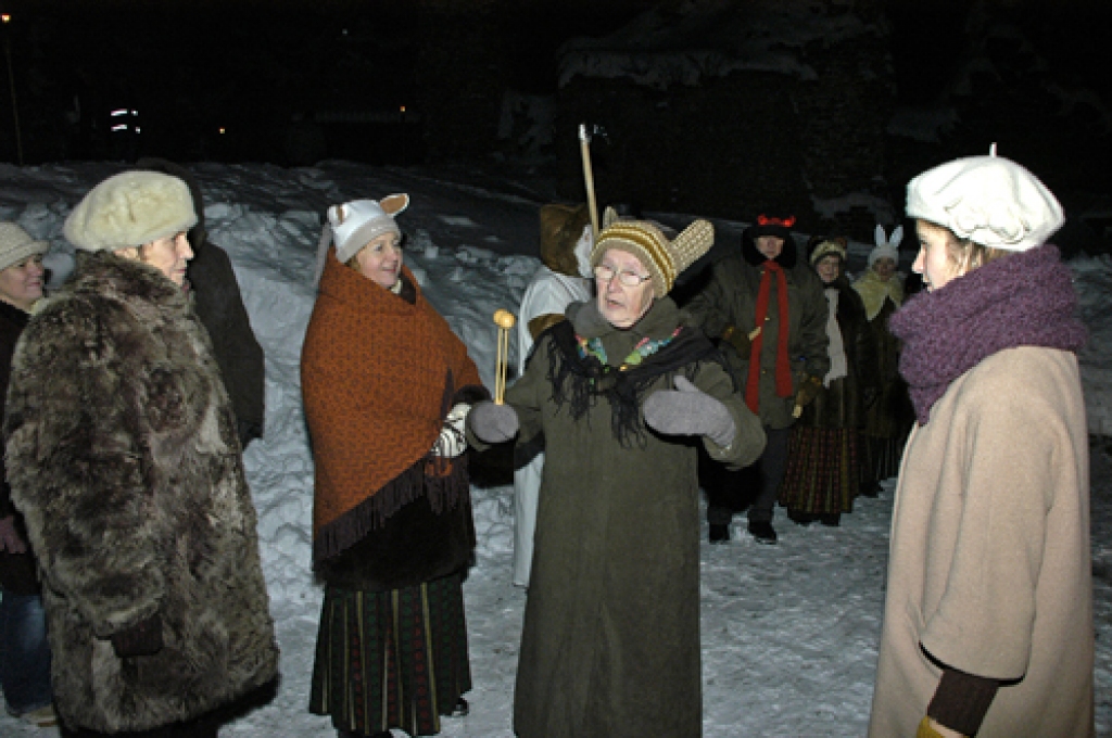 Otrdien, 21. decembrī, Bauskas pils pagalmā varēja vērot saulgriežu svinēšanu kopā ar folkloras kopu «Drenģeri».
Autors: Ivars Bogdanovs