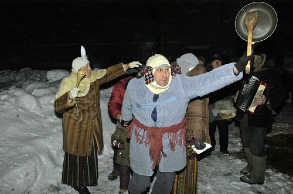 Otrdien, 21. decembrī, Bauskas pils pagalmā varēja vērot saulgriežu svinēšanu kopā ar folkloras kopu «Drenģeri».
Autors: Ivars Bogdanovs