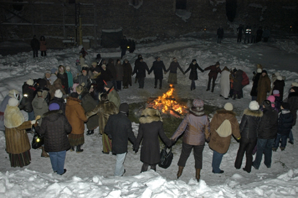 Otrdien, 21. decembrī, Bauskas pils pagalmā varēja vērot saulgriežu svinēšanu kopā ar folkloras kopu «Drenģeri».
Autors: Ivars Bogdanovs