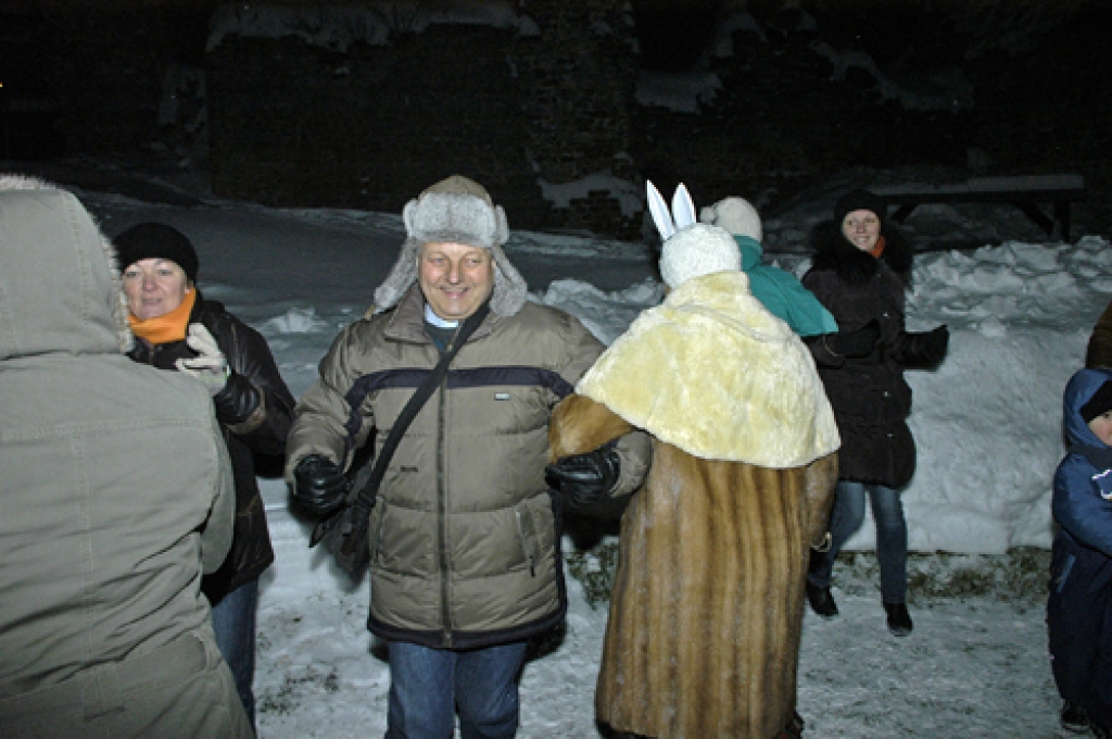 Otrdien, 21. decembrī, Bauskas pils pagalmā varēja vērot saulgriežu svinēšanu kopā ar folkloras kopu «Drenģeri».
Autors: Ivars Bogdanovs