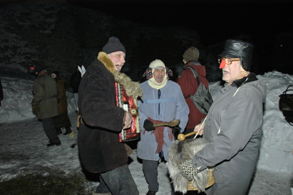 Otrdien, 21. decembrī, Bauskas pils pagalmā varēja vērot saulgriežu svinēšanu kopā ar folkloras kopu «Drenģeri».
Autors: Ivars Bogdanovs