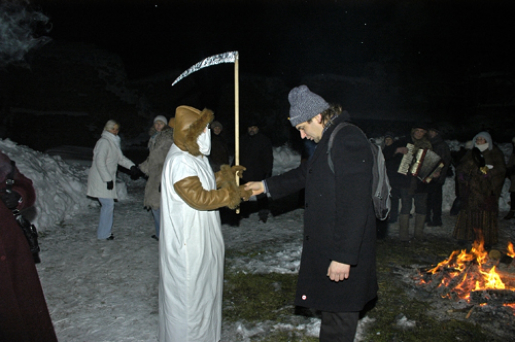 Otrdien, 21. decembrī, Bauskas pils pagalmā varēja vērot saulgriežu svinēšanu kopā ar folkloras kopu «Drenģeri».
Autors: Ivars Bogdanovs