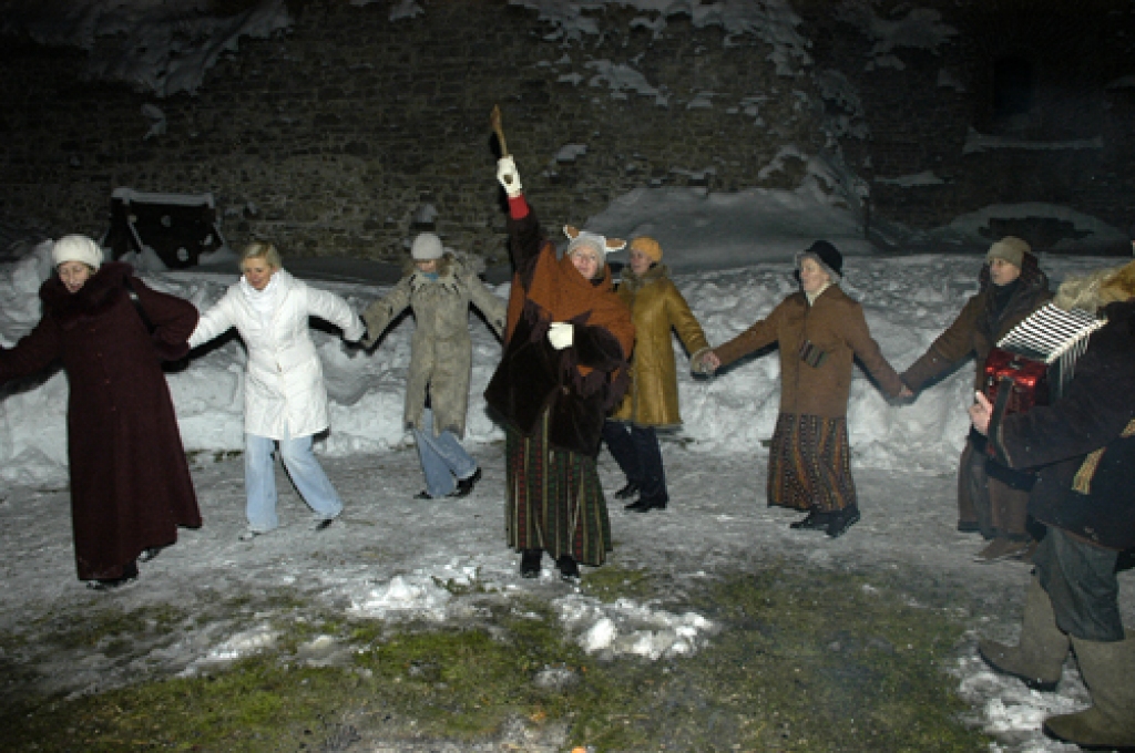 Otrdien, 21. decembrī, Bauskas pils pagalmā varēja vērot saulgriežu svinēšanu kopā ar folkloras kopu «Drenģeri».
Autors: Ivars Bogdanovs