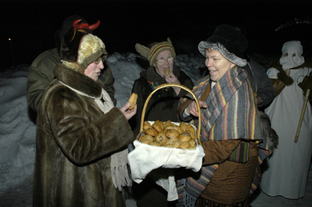 Otrdien, 21. decembrī, Bauskas pils pagalmā varēja vērot saulgriežu svinēšanu kopā ar folkloras kopu «Drenģeri».
Autors: Ivars Bogdanovs