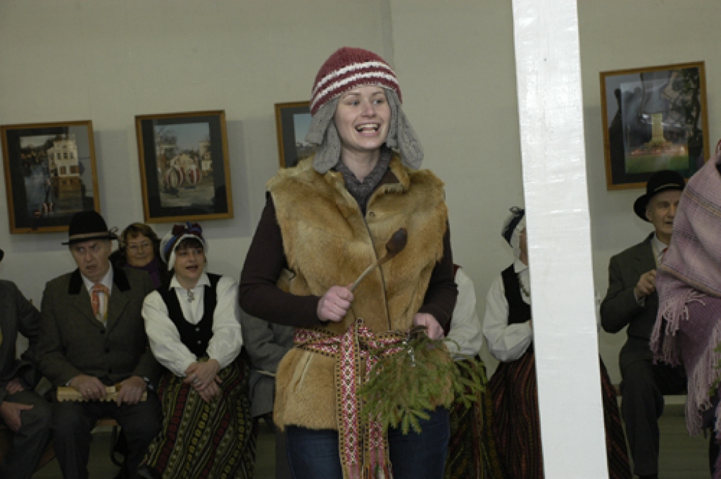 Svētdien, 19. decembrī, Bauskas novadpētniecības un mākslas muzejā ieskandināja ziemas saulgriežus. Svētkus kuplināja folkloras kopas «Dreņģeri», «Trejupe» un kurzemnieki – Rucavas tradīciju klubs.
Autors: Ivars Bogdanovs