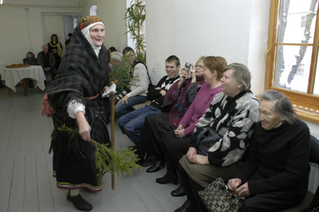 Svētdien, 19. decembrī, Bauskas novadpētniecības un mākslas muzejā ieskandināja ziemas saulgriežus. Svētkus kuplināja folkloras kopas «Dreņģeri», «Trejupe» un kurzemnieki – Rucavas tradīciju klubs.
Autors: Ivars Bogdanovs
