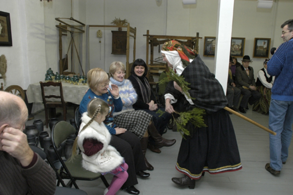 Svētdien, 19. decembrī, Bauskas novadpētniecības un mākslas muzejā ieskandināja ziemas saulgriežus. Svētkus kuplināja folkloras kopas «Dreņģeri», «Trejupe» un kurzemnieki – Rucavas tradīciju klubs.
Autors: Ivars Bogdanovs