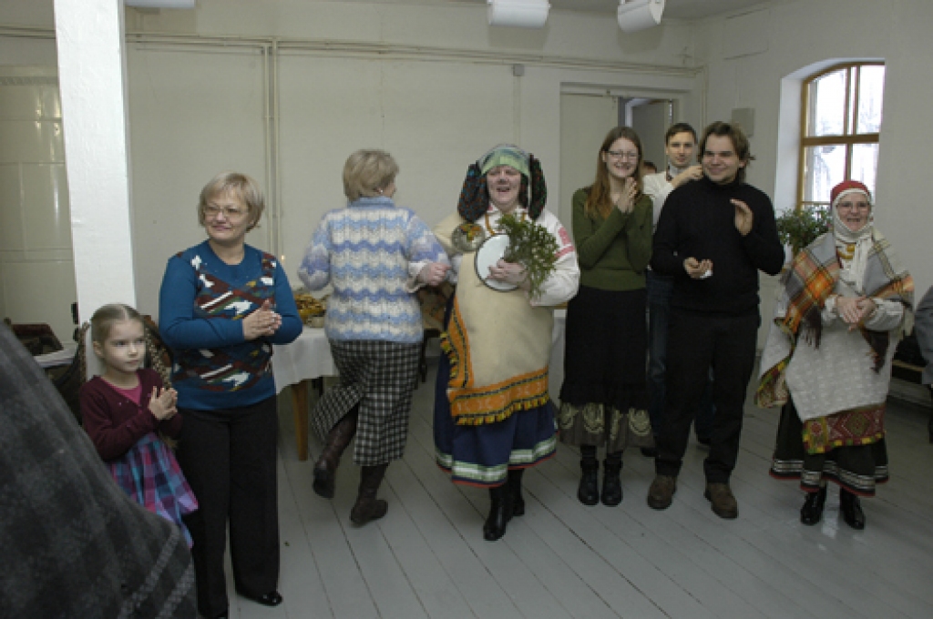 Svētdien, 19. decembrī, Bauskas novadpētniecības un mākslas muzejā ieskandināja ziemas saulgriežus. Svētkus kuplināja folkloras kopas «Dreņģeri», «Trejupe» un kurzemnieki – Rucavas tradīciju klubs.
Autors: Ivars Bogdanovs