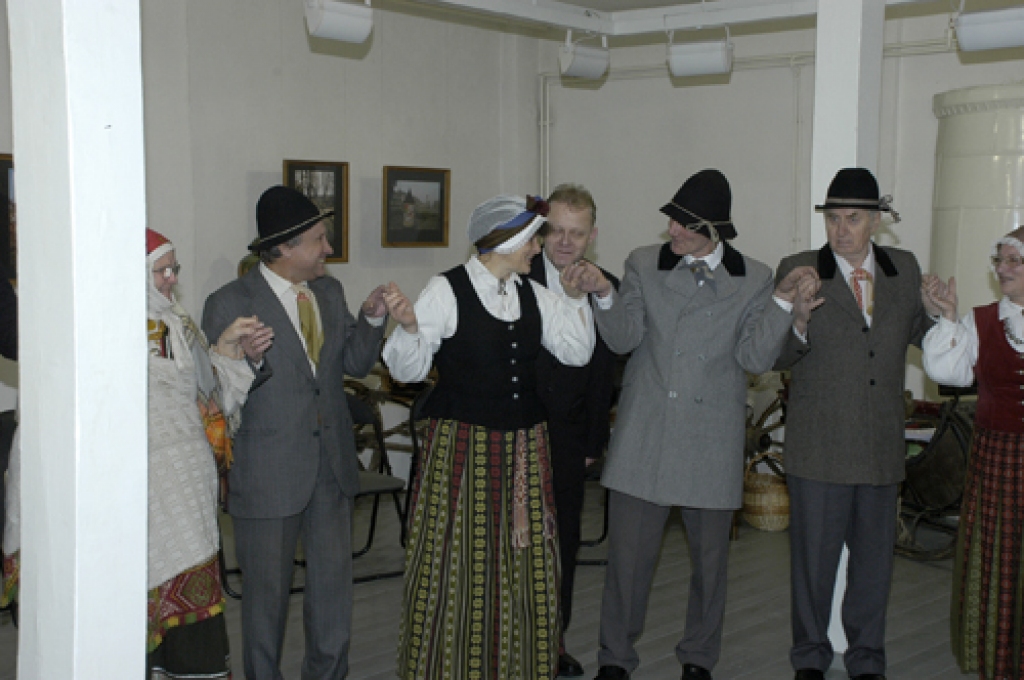 Svētdien, 19. decembrī, Bauskas novadpētniecības un mākslas muzejā ieskandināja ziemas saulgriežus. Svētkus kuplināja folkloras kopas «Dreņģeri», «Trejupe» un kurzemnieki – Rucavas tradīciju klubs.
Autors: Ivars Bogdanovs