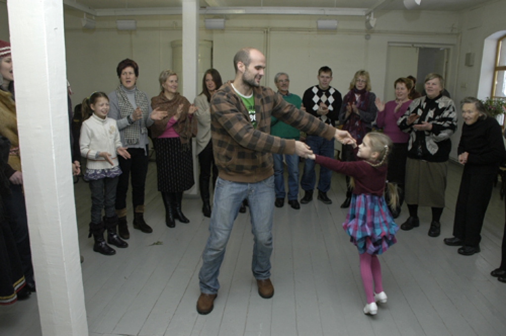 Svētdien, 19. decembrī, Bauskas novadpētniecības un mākslas muzejā ieskandināja ziemas saulgriežus. Svētkus kuplināja folkloras kopas «Dreņģeri», «Trejupe» un kurzemnieki – Rucavas tradīciju klubs.
Autors: Ivars Bogdanovs